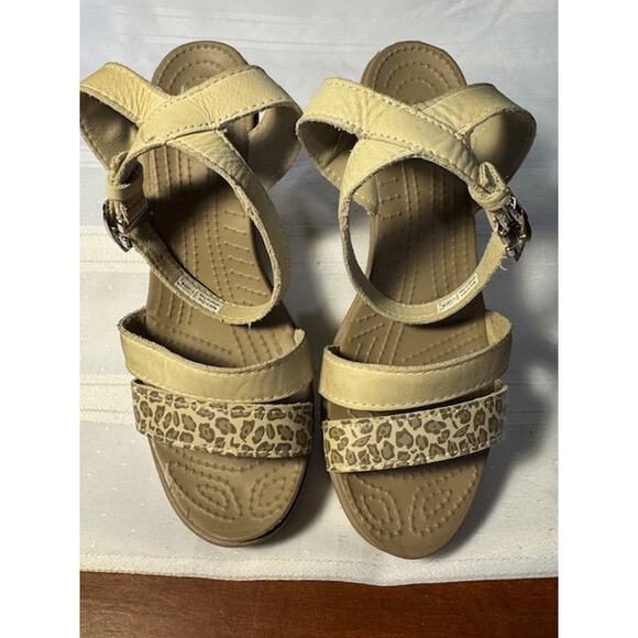 Women’s Crocs Wedge Sandals Size 7 Beige Leopard Strap Lightweight Comfort - Picture 3 of 7